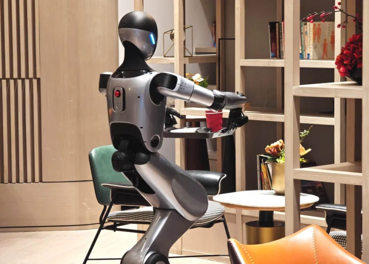 Keenon Xman R1 Humanoide Roboter Raeumt Auf