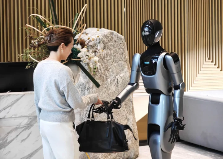 Keenon Xman R1 Humanoide Roboter Traegt Tasche