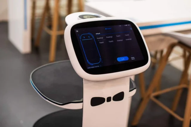 Serviceroboter mit One-Touch-Display in einem modernen Restaurantumfeld