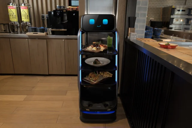 Serviceroboter T9 Pro im Restaurant mit Tabletts voller Speisen und Getränken